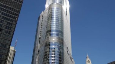 Trump Kulesi 'nden eğim ve Chicago Nehri' nden Wabash Bulvarı Köprüsü.