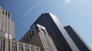 Güneşli gökdelenler Chicago nehrinden görünüyor.