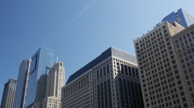 Gökdelenlerden Chicago nehrine doğru eğil.
