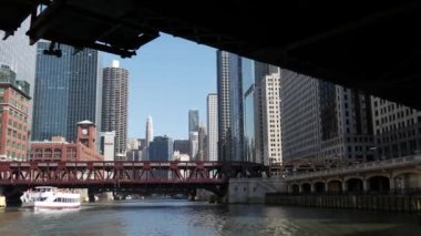 Bir köprünün yanından geçen Chicago nehrinin manzarası