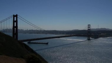 San Francisco 'daki Golden Gate Köprüsü' nün altından geçen kargo gemisinden zaman aşımı.