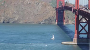 San Francisco 'daki Golden Gate Köprüsü' ne yakın.