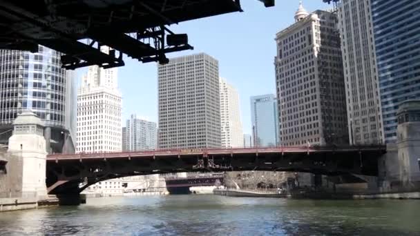 Przechodząc Przez Most Nad Rzeką Chicago Pochyleniem Drapaczy Chmur — Wideo stockowe