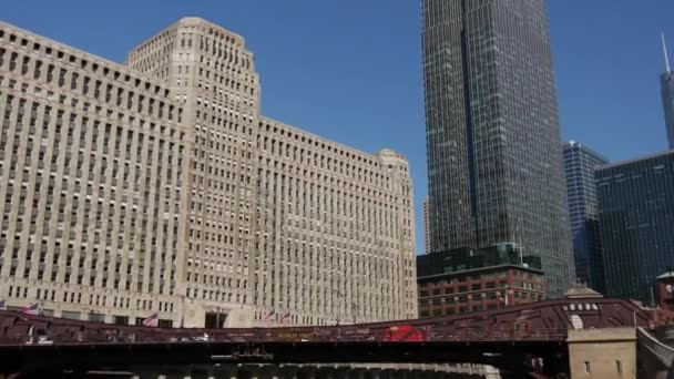 从芝加哥河向摩天大楼倾斜 — 图库视频影像