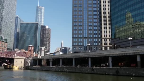 Tilt Chicago River Skyscrapers — Stock Video