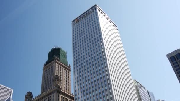 シカゴ川からの高層ビルの眺めでのサンシャイン — ストック動画