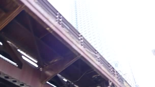 シカゴ川からの高層ビルの眺めでのサンシャイン — ストック動画