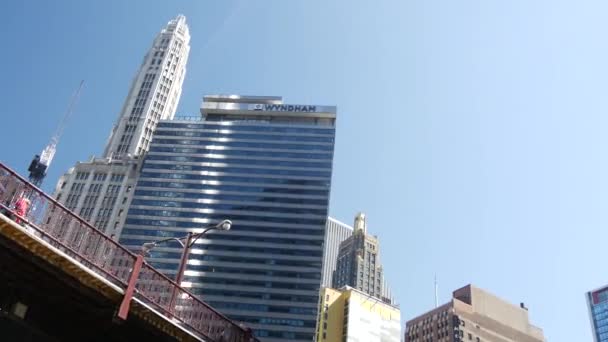 Vista Rascacielos Desde Río Chicago — Vídeo de stock