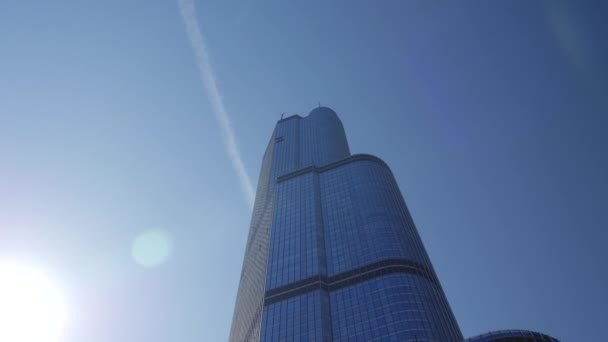 シカゴのトランプタワーから下に傾ける — ストック動画