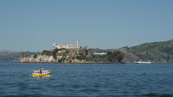 Alcatraz Sziget Mellett Haladó Kis Sétahajó San Franciscóban — Stock videók