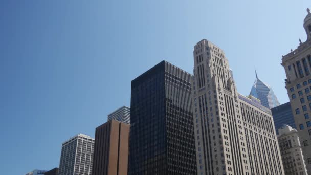 Tilt Skyscrapers Chicago River — Stock Video