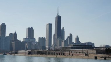 John Hancock Merkezi ve Chicago gökdelenleri donanma iskelesinden
