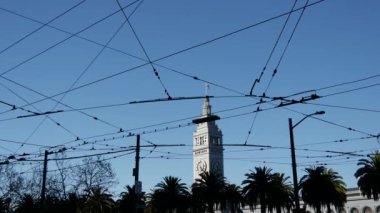 Otobüs ve tramvay kablolarıyla San Francisco Feribot Binası