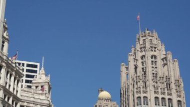 Wrigley Binası 'ndan Şikago nehir kuşuna kadar eğil.