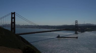Kargo gemisi San Francisco 'daki Golden Gate Köprüsü' nden geçiyor.