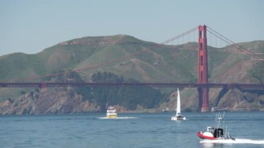 San Francisco 'da feribot, yelkenli ve küçük sürat teknesi olan Golden Gate Köprüsü.