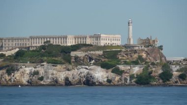 San Francisco 'daki Alcatraz Adası' na yakın.