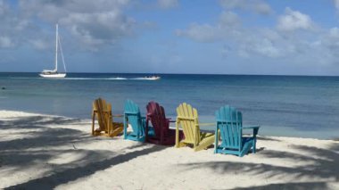 Palm Beach Aruba 'da renkli sandalyeler.