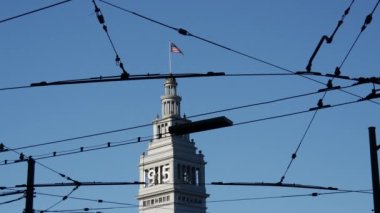 San Francisco Feribot Binası 'ndan geçen bir tramvaya.
