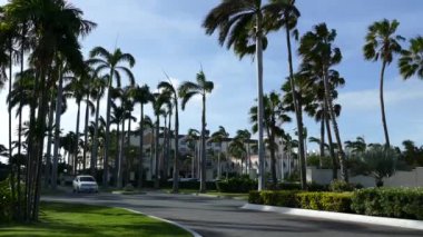 Kuzey Aruba 'da büyük bir otel girişinde.