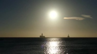 Ufukta petrol tankerleriyle Aruba 'da gün batımı