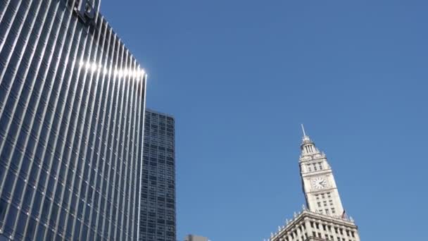 Przechyl Się Wrigley Building Rzeki Chicago — Wideo stockowe