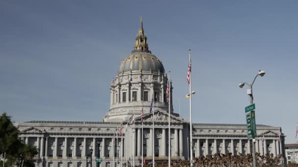 Ayuntamiento San Francisco Con Banderas Americanas — Vídeos de Stock