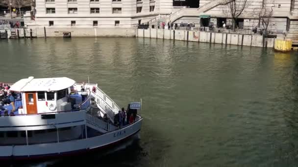 Pan Una Nave Crociera Sul Fiume Chicago — Video Stock