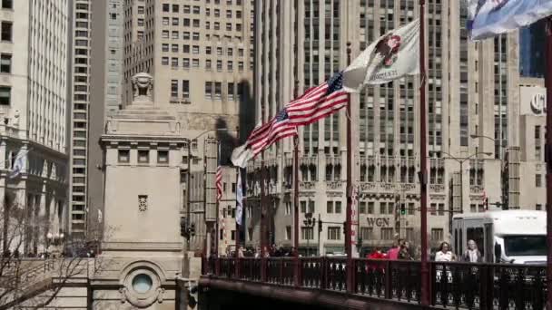 Banderas Americanas Chicago Puente — Vídeo de stock