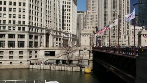 Incline Ponte Para Rio Chicago Com Barco Cruzeiro Passando — Vídeo de Stock