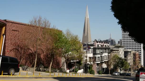 Seilbahn Mit Transamerica Pyramide Hintergrund San Francisco — Stockvideo