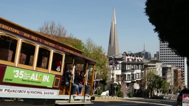 Seilbahn Mit Transamerica Pyramide Hintergrund San Francisco — Stockvideo