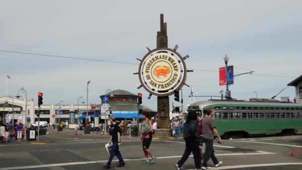 Villamos Halad Fisherman Wharf Tábla Mellett San Franciscóban — Stock videók