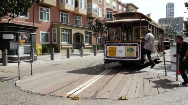 ケーブルカーはサンフランシスコのテイラー通りの漁師埠頭で折り返し地点を出る — ストック動画