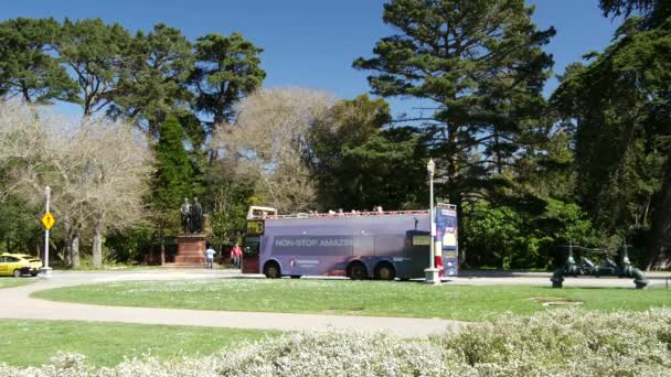 Toerisme Bus Rijden Bij Golden Gate Park San Francisco — Stockvideo