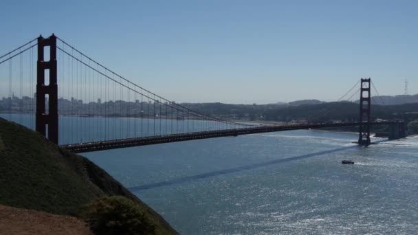 Паром Плывет Мосту Золотые Ворота Сан Франциско — стоковое видео