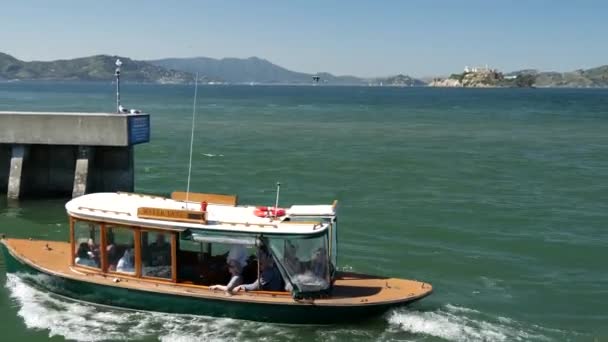 Kleines Kreuzfahrtschiff Fährt Pier Ein — Stockvideo