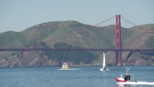 Golden Gate Híd Komppal Vitorlással Kis Motorcsónakkal San Franciscóban — Stock videók