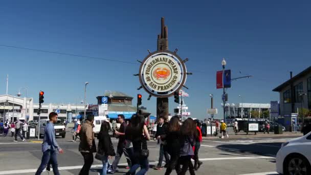 旧金山渔民码头街对面的行人 — 图库视频影像