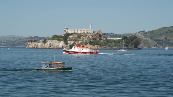 サンフランシスコのアルカトラズ島の前のボート — ストック動画
