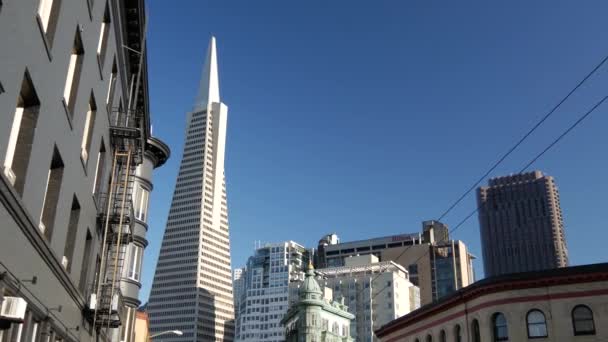 トランスアメリカ ピラミッドとコロンバス タワーからサンフランシスコの通りへの傾き — ストック動画
