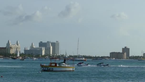 Remolcando Motos Acuáticas Playa Norte Aruba Con Horizonte Del Hotel — Vídeo de stock