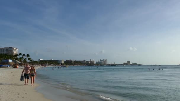 Toerists Walking Palm Beach Aruba — Stock Video