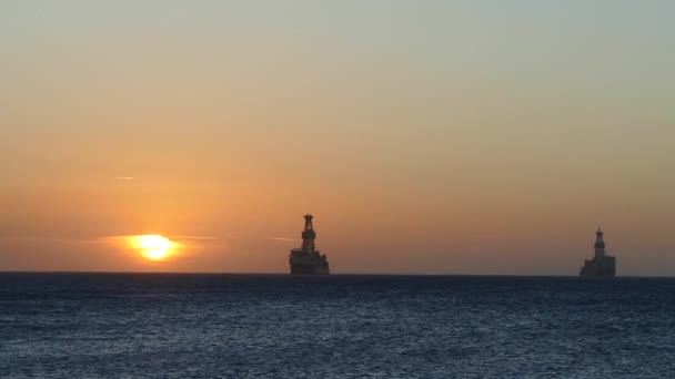 Puesta Sol Aruba Con Petroleros Horizonte — Vídeo de stock
