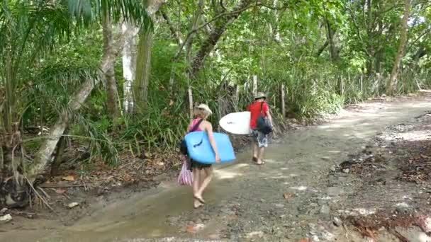 在哥斯达黎加蒙特祖马的森林里 一对夫妇带着冲浪板散步 — 图库视频影像