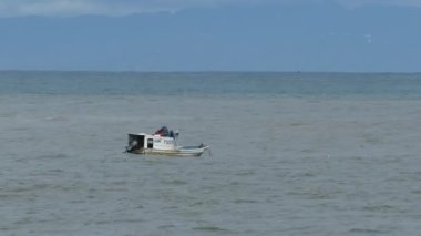 Montezuma Kosta Rika 'da denizde küçük bir balıkçı teknesi