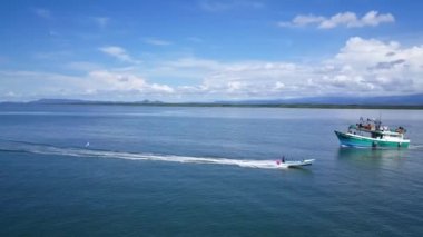 Balıkçı teknesi Kosta Rika 'da Puntarenas' tan ayrılıyor