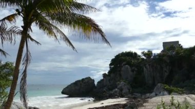 Tulum Yucatan, Meksika 'daki antik Maya kalesinin yanındaki sahil.