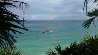Tulum Yucatan, Meksika 'daki antik Maya kalesinin önündeki teknede.