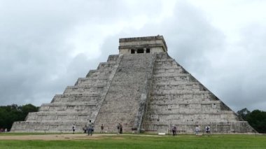 Yucatn Mexico 'da Maya harabelerinin önündeki turistler